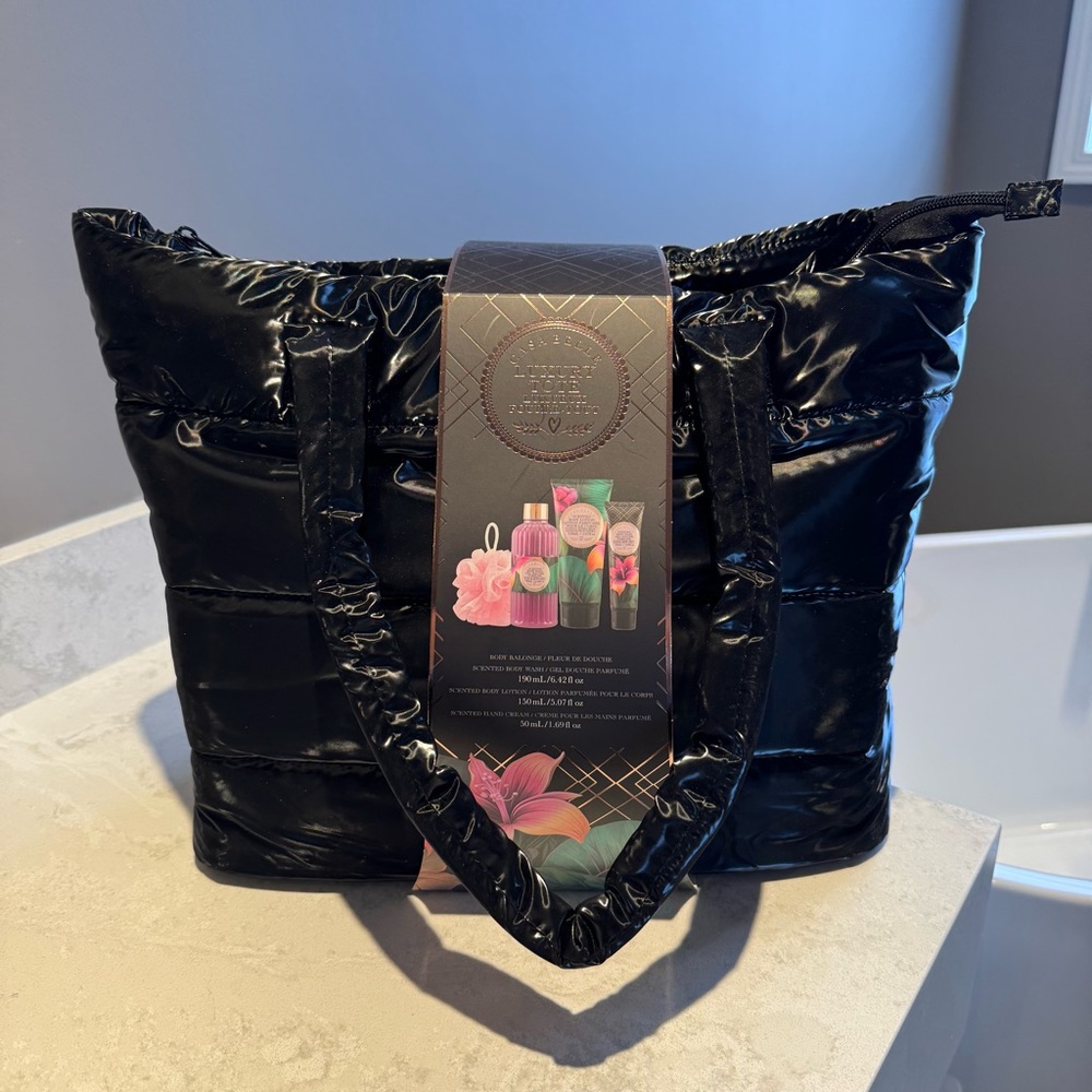 FREE with $20+ spend    Luxury Spa Tote Bag + Products